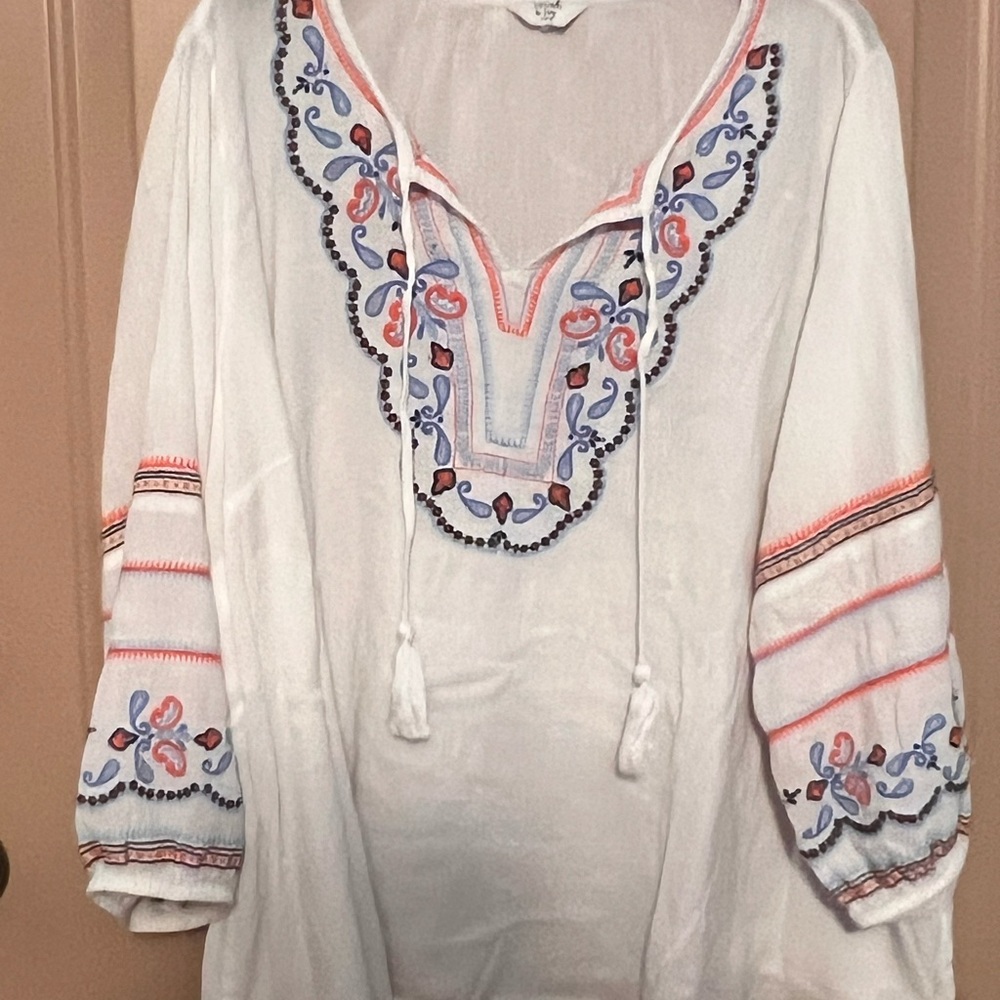 Crown & Ivy White Tunic with Blue and Pink Embroidery